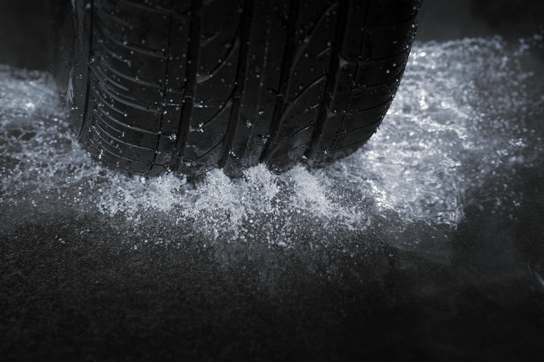 在通过雨水路段的轮胎摄影高清图片