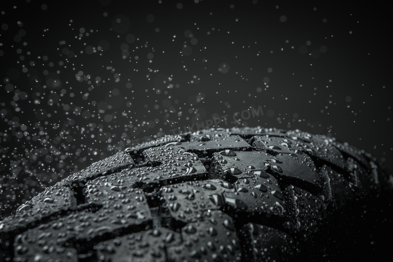 表面有雨滴的轮胎特写摄影高清图片