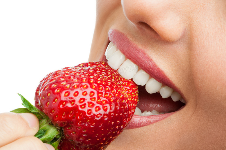 在咬着草莓的美女牙齿特写高清图片