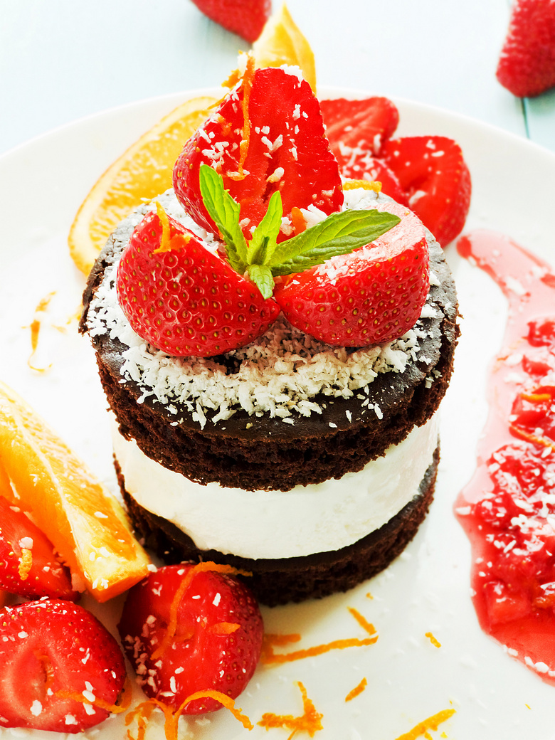美味可口草莓奶油蛋糕摄影高清图片