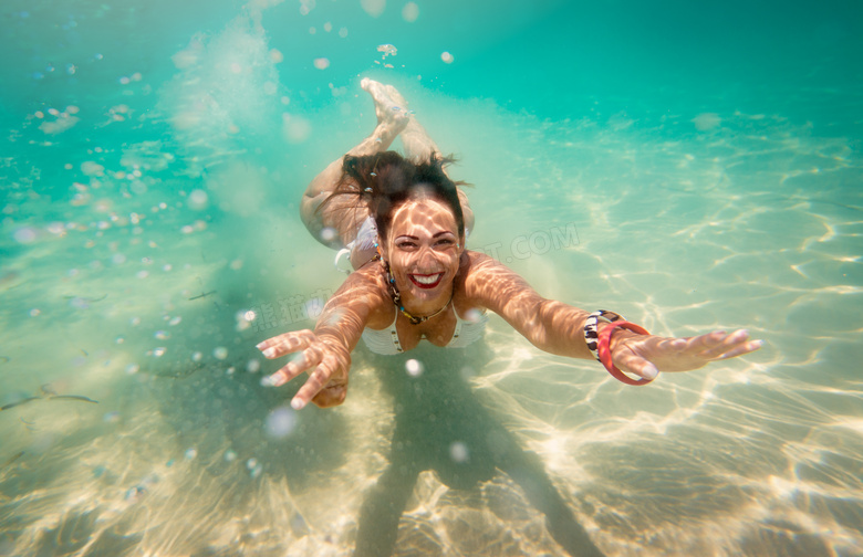 水中奋力向前游的美女摄影高清图片