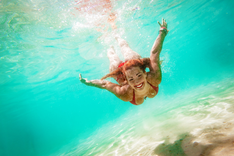 开心游泳美女水下视角摄影高清图片