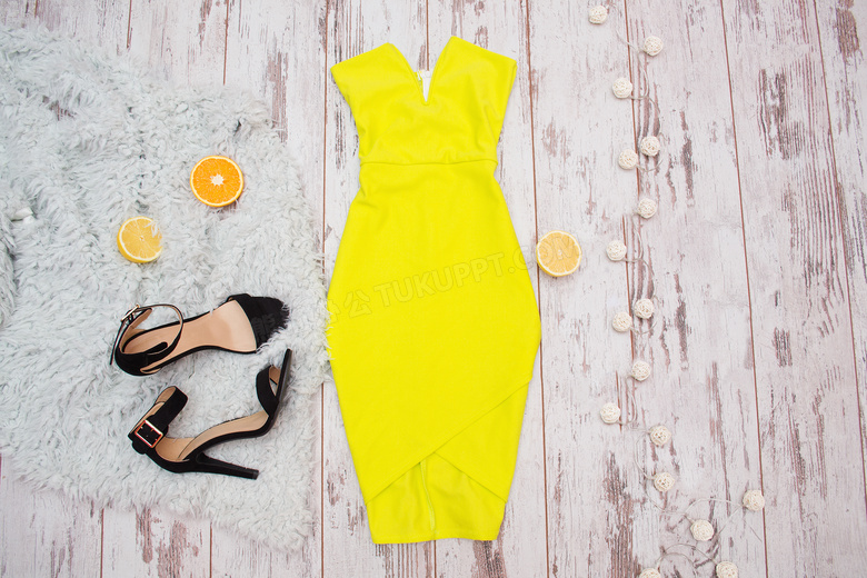 木板上的黄色裙子与高跟鞋高清图片