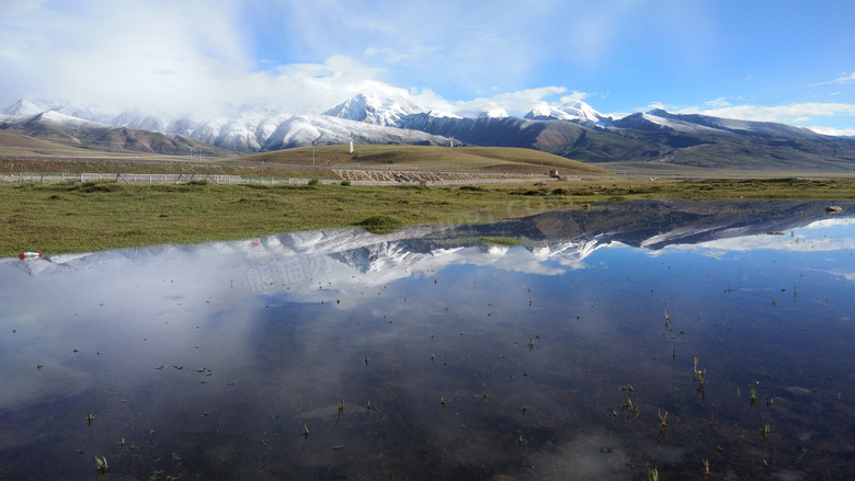 高原雪山下的湖泊美景摄影图片
