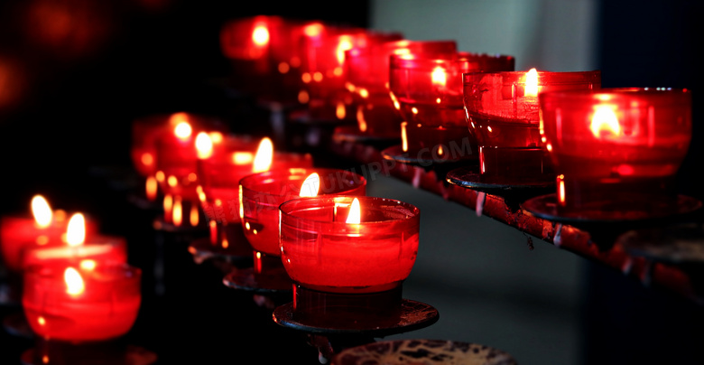 燃烧着的红色蜡烛特写摄影高清图片