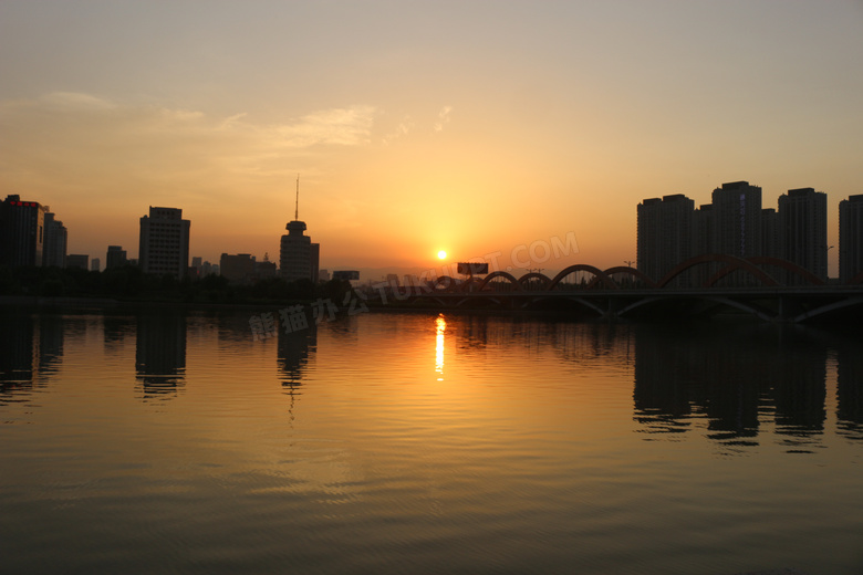 城市湖边夕阳美景摄影图片