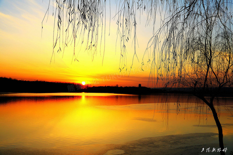 天鹅湖日落美景摄影图片
