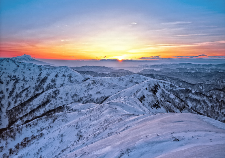雪山山顶美丽的日落景色摄影图片