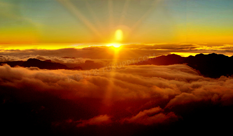 山顶美丽的日出和云海摄影图片