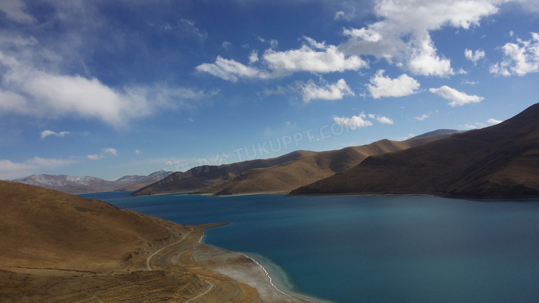 蓝天下的羊湖美景摄影图片