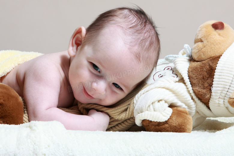 抱着玩具熊的宝宝写真摄影高清图片