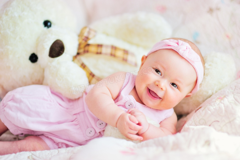 靠着玩具熊的可爱宝宝摄影高清图片