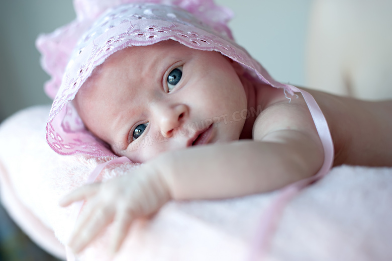 粉红色装扮的可爱宝宝摄影高清图片