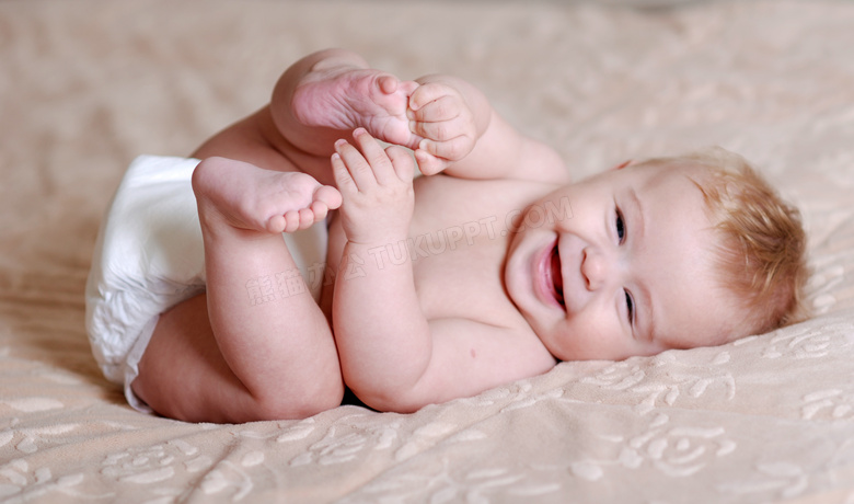 在床上玩耍的快乐宝宝摄影高清图片