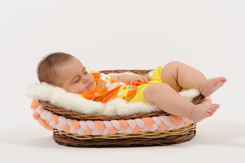 摇篮里睡着的可爱宝宝摄影高清图片