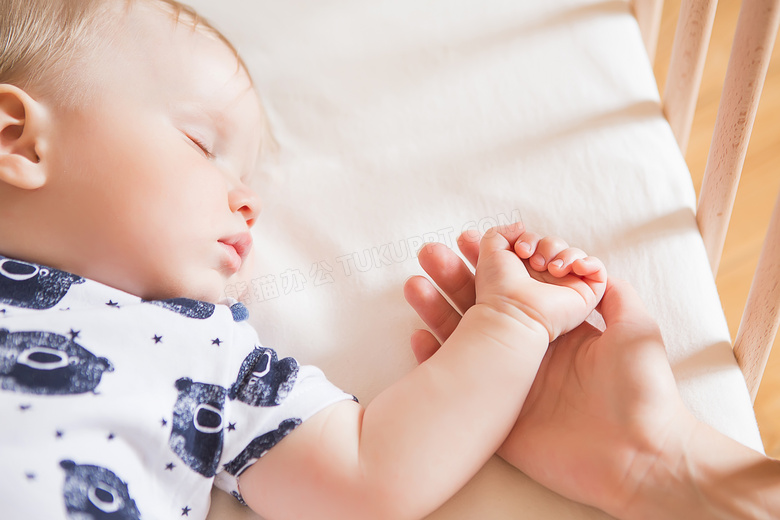儿童床上睡着的小宝宝摄影高清图片