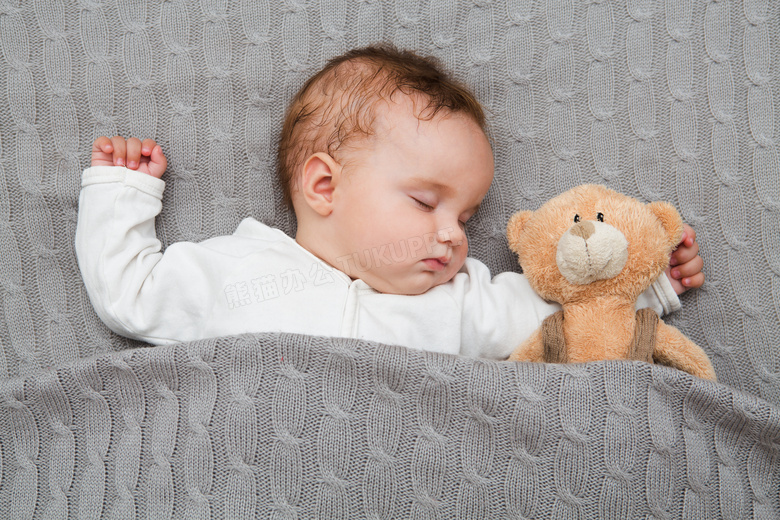 抱着小熊睡觉的小宝宝摄影高清图片