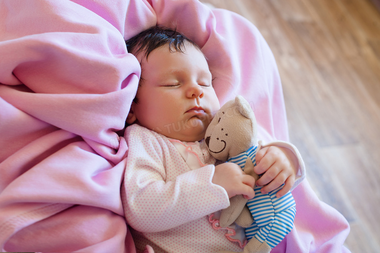 抱着玩具熊安然入睡的宝宝高清图片