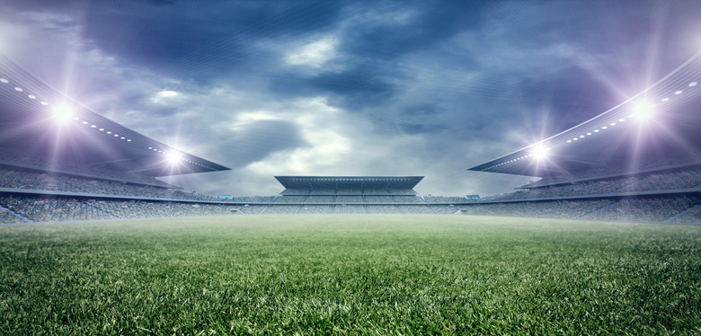 乌云笼罩下的足球场地摄影高清图片