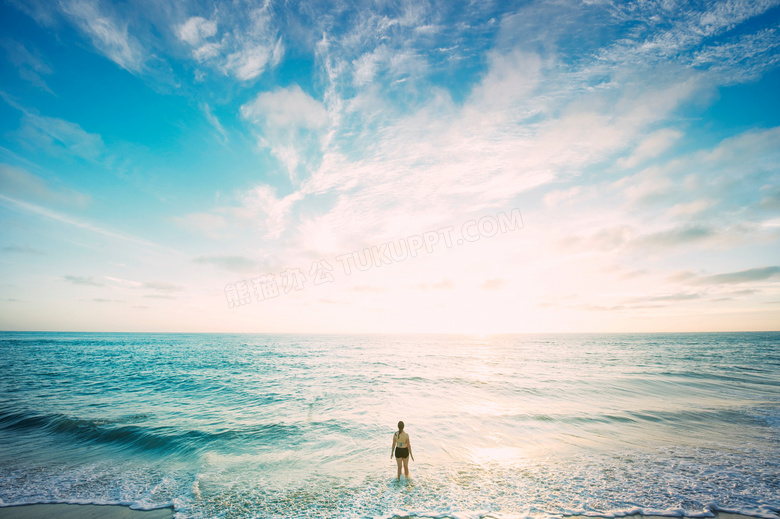 海边正在踏浪的美女摄影图片