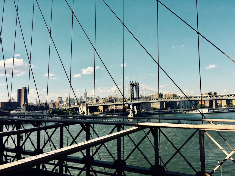 布鲁克林大桥与城市建筑群高清图片