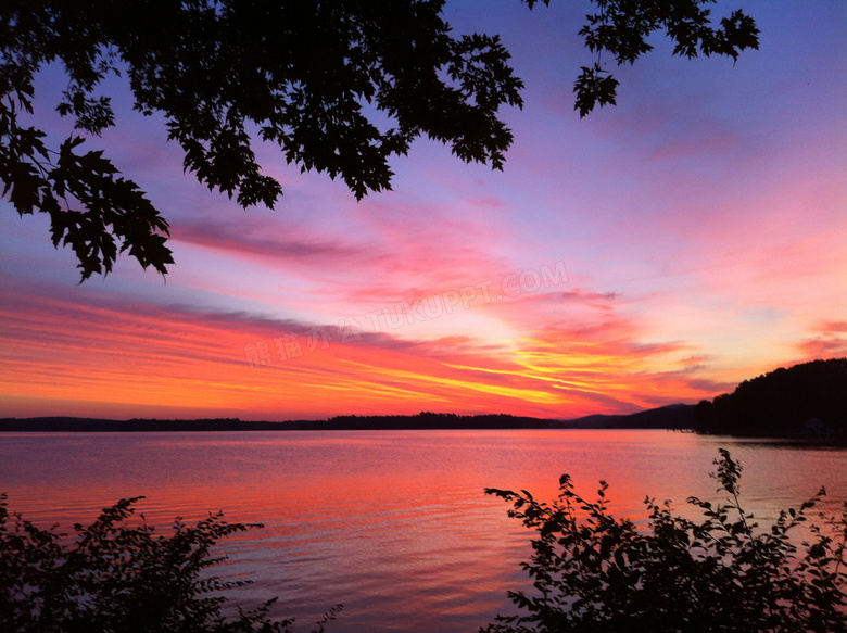 夕阳下平静的湖面摄影图片