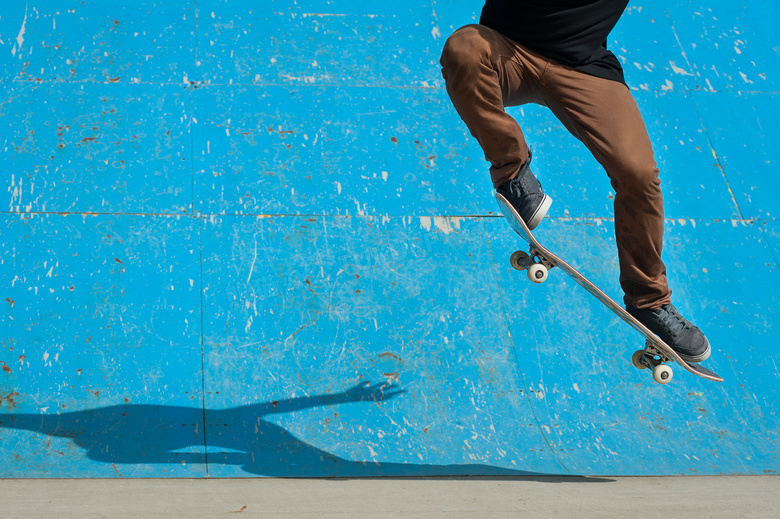 玩滑板的男人定格瞬间摄影高清图片