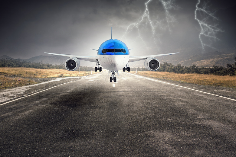 雷电天气与跑道上空的飞机高清图片