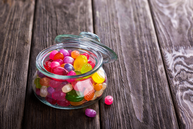 桌面上放在玻璃罐里的糖果高清图片