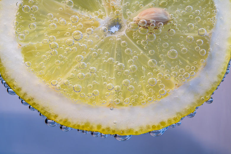浸泡在水里的柠檬特写摄影高清图片