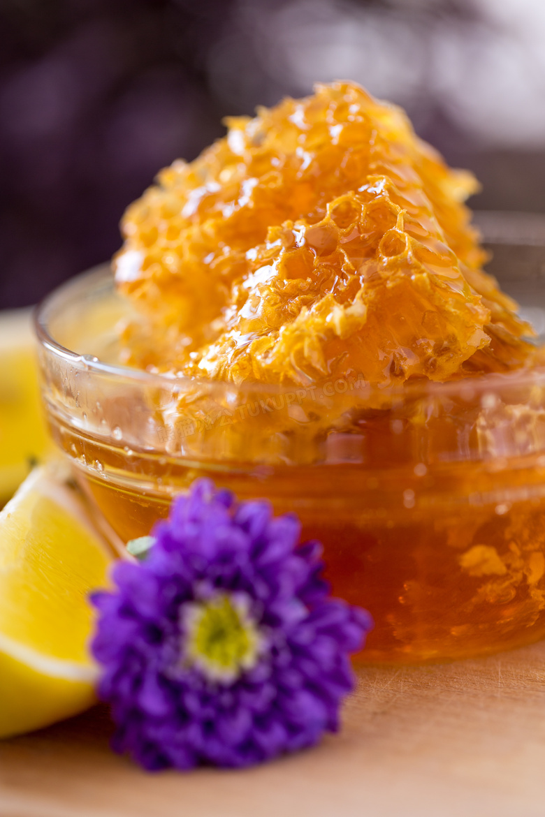 盛放在玻璃碗里的蜂蜜摄影高清图片