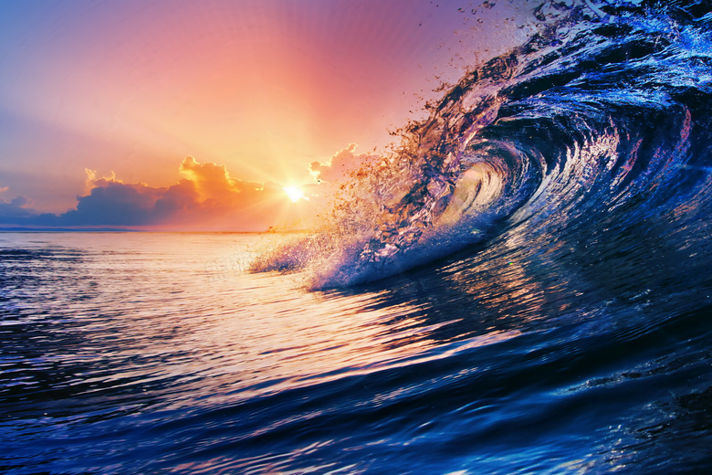 浩瀚海面上卷起的大浪摄影高清图片