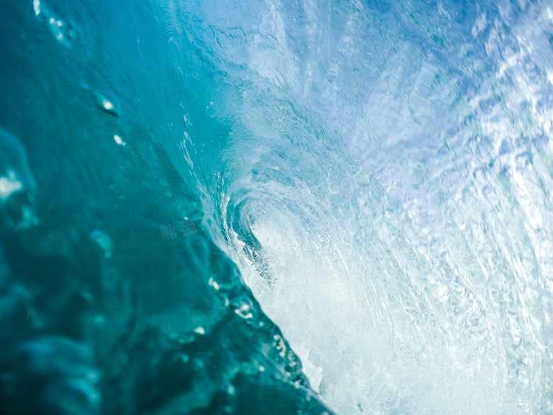 湛蓝海水掀起的浪风光摄影高清图片