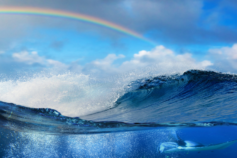 天边彩虹与海上的波涛摄影高清图片