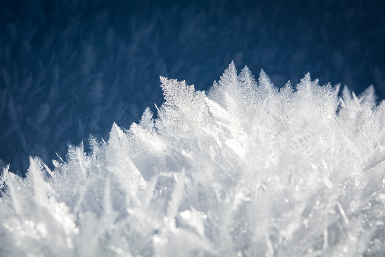 寒冷条件下的冰晶特写摄影高清图片