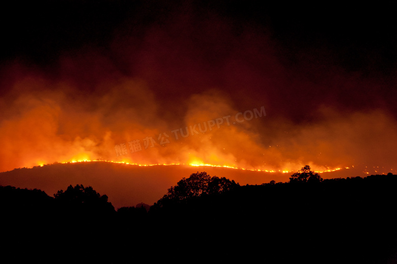 正慢慢逼近的森林大火摄影高清图片