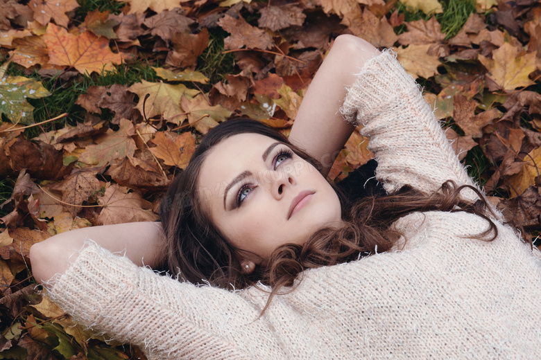 躺在草地上的毛衣美女摄影高清图片