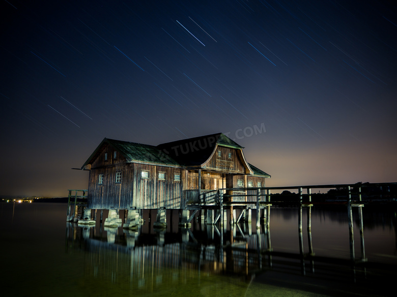 小屋与划过夜空的流星摄影高清图片