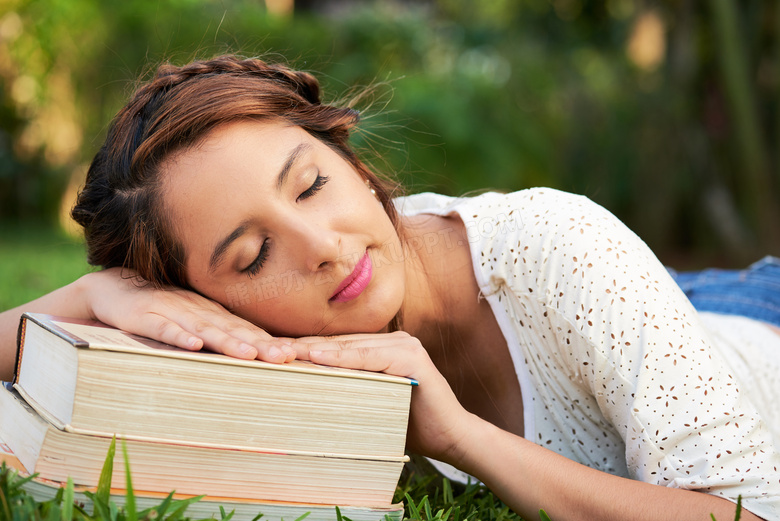 趴在书籍上睡着的美女摄影高清图片