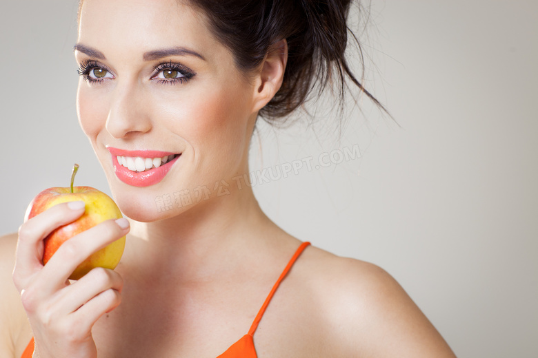 准备吃苹果的盘发美女摄影高清图片