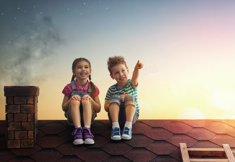 坐在屋顶上的俩小孩儿摄影高清图片