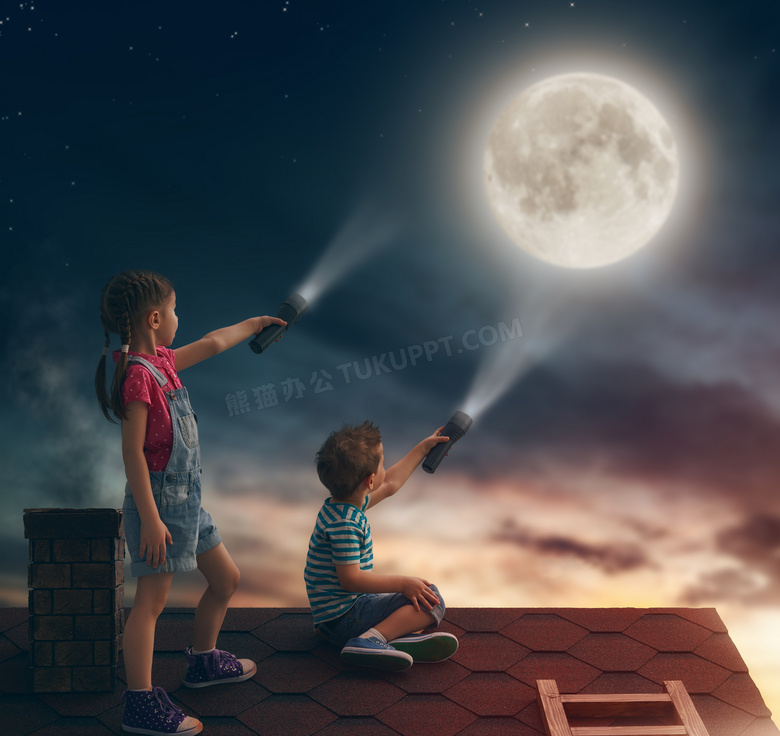 拿手电筒照着月亮的俩小孩高清图片