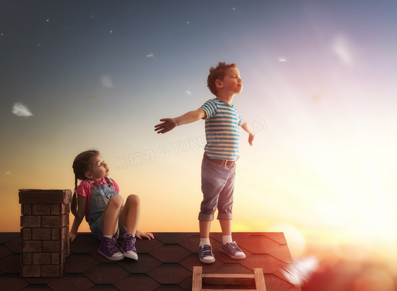爬上屋顶的小男孩与小女孩高清图片