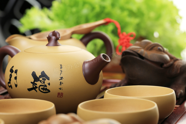 茶壶与茶碗等精致茶具摄影高清图片