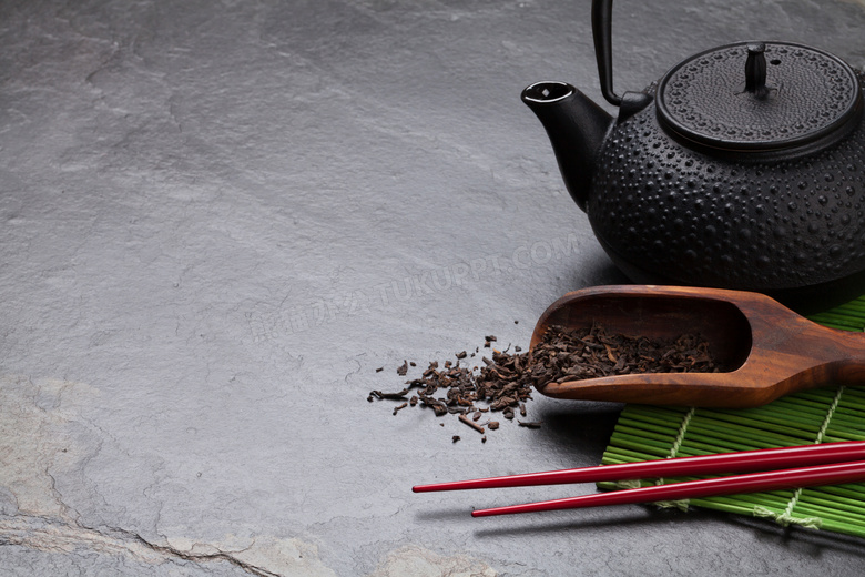 茶叶与颗粒感茶壶特写摄影高清图片
