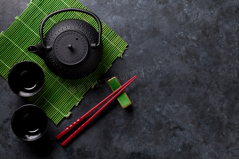 红筷子与黑色的茶壶等摄影高清图片
