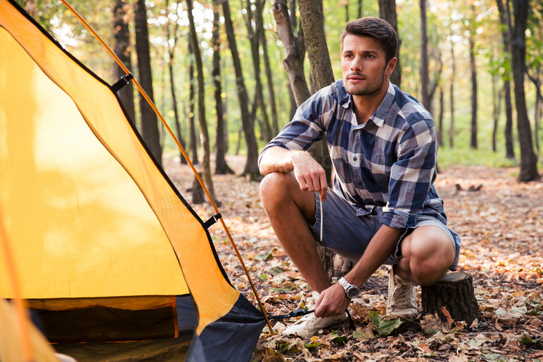 忙着支帐篷的露营男人摄影高清图片