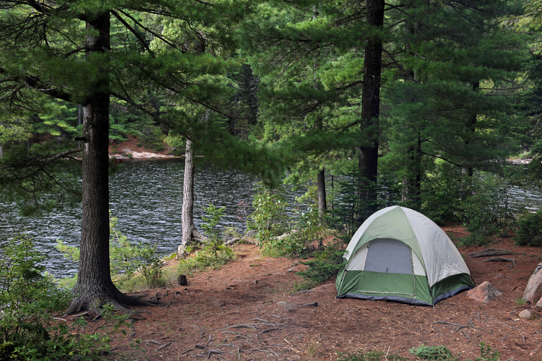 在河边支起的露营帐篷摄影高清图片