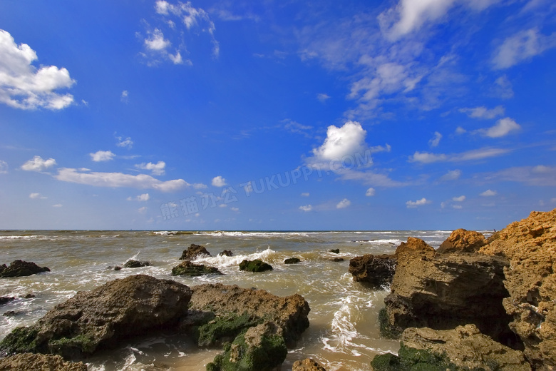 蓝天云朵海边礁石风光摄影高清图片