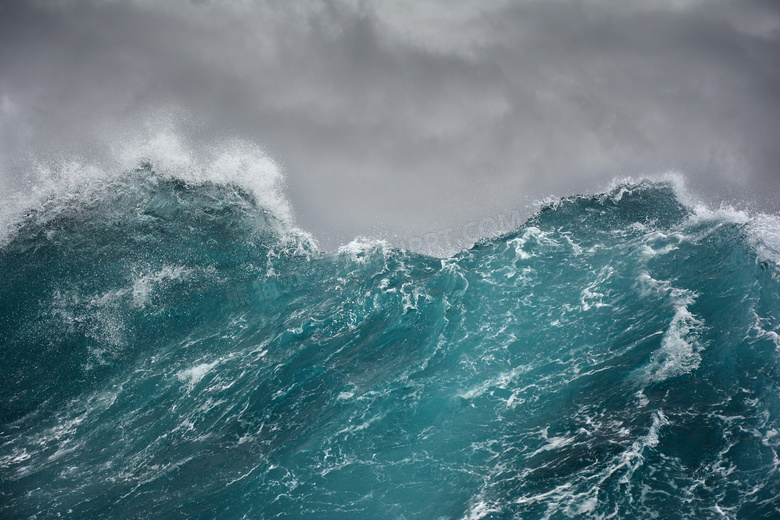 恶劣天气海面上的波浪摄影高清图片
